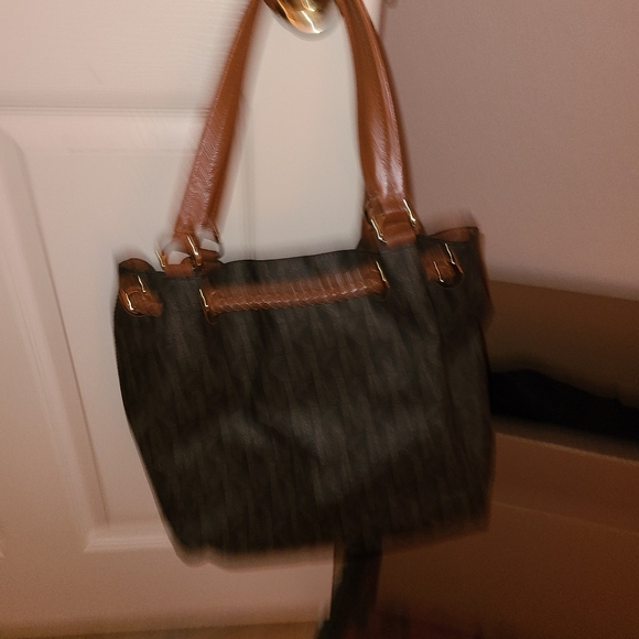 Michael Kors Jet Set Signature bag - Picture 2 of 5